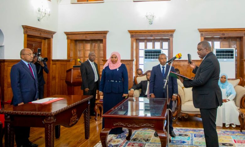 Le Dr Mwinyi prête serment à Hemed Suleiman en tant que deuxième vice-président des îles