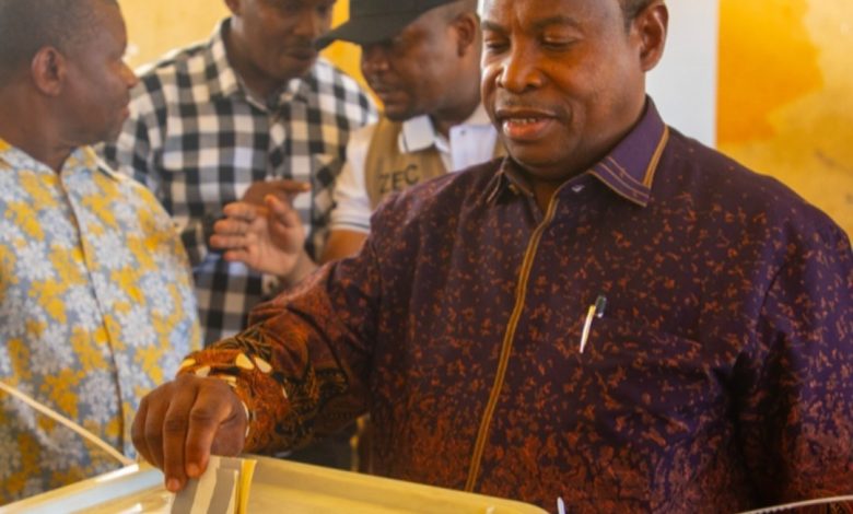 Le candidat à la présidentielle d'ACT-Wazalendo vote à la station Umpendae
