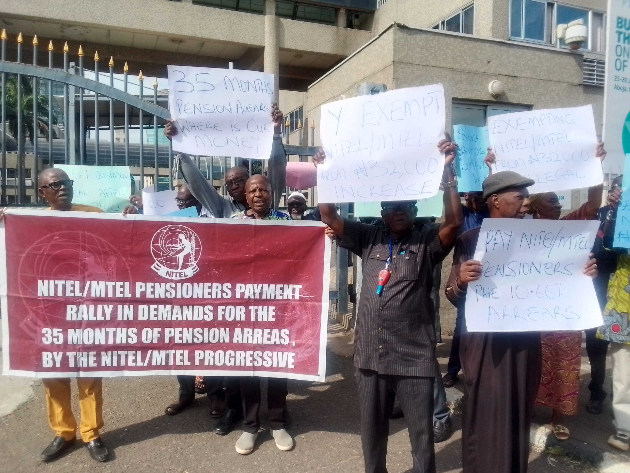 Les retraités de NITEL et MTEL protestent contre 35 mois d’arriérés de pension impayés – Tribune Online