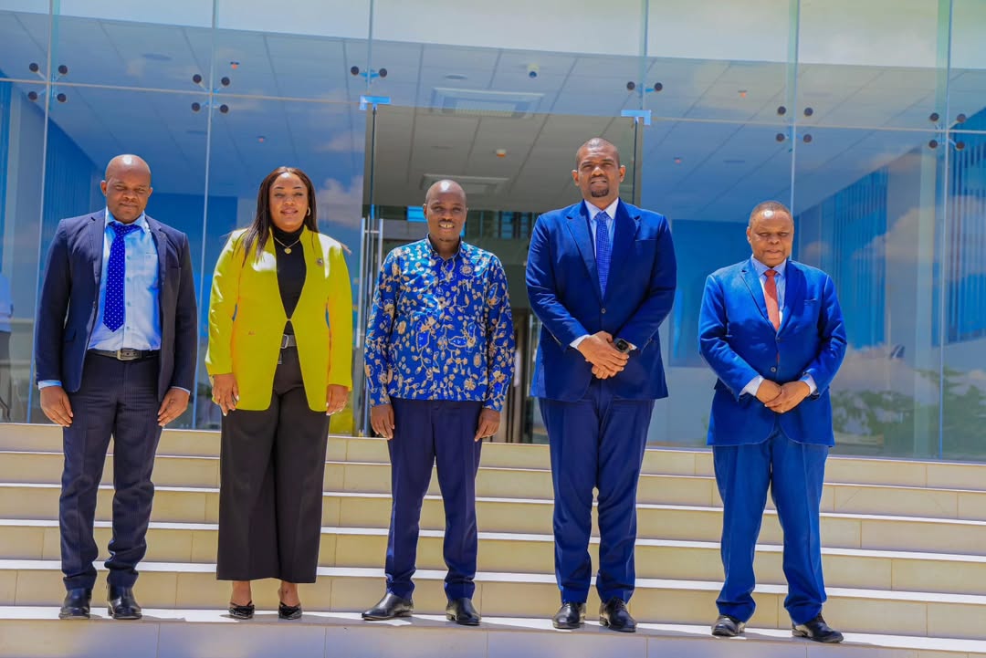 Ndejembi félicite Dr Biteko lors de la passation de pouvoir du ministère de l'Energie