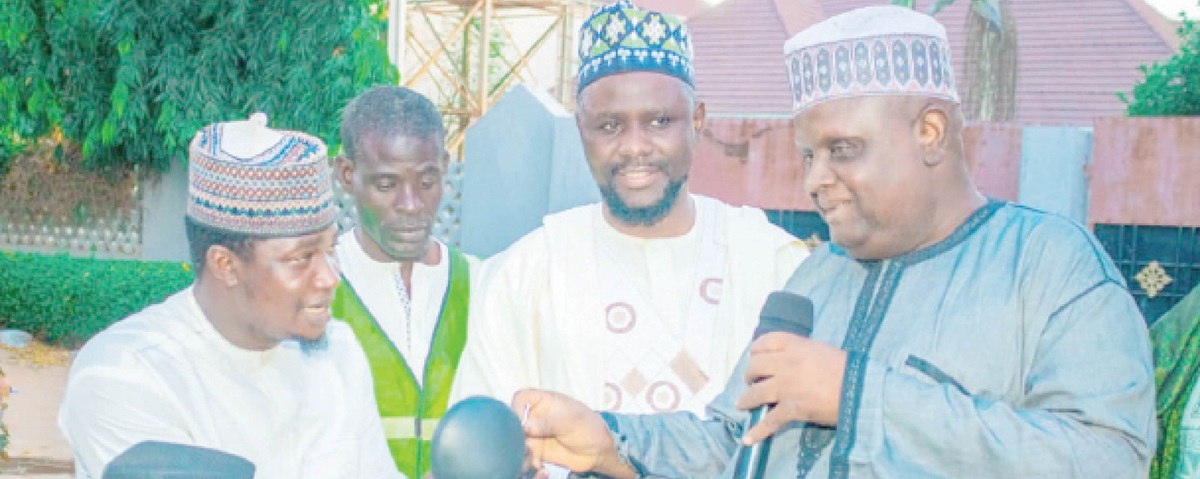 Senator Aliyu Wamakko’s representative, Alhaji Almustapha Alkali (right), presenting an electric motorcycle to one of the beneficiaries of Wamakko’s empowerment programme