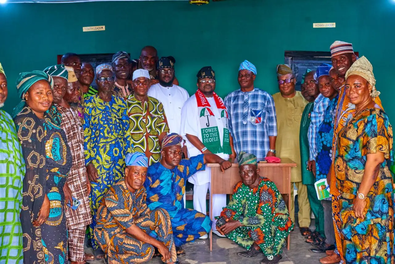 Ajadi with beneficiaries of solar power in Egbeda
