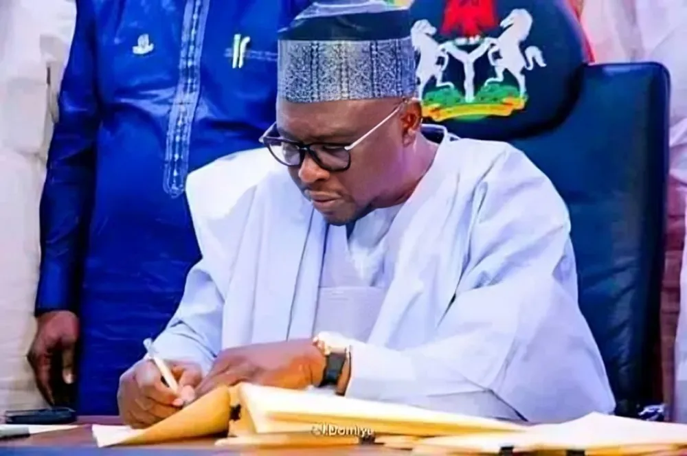 Le gouverneur Fintiri présente un budget de 583,3 milliards de nairas pour 2026 à l'Assemblée d'Adamawa – Tribune Online