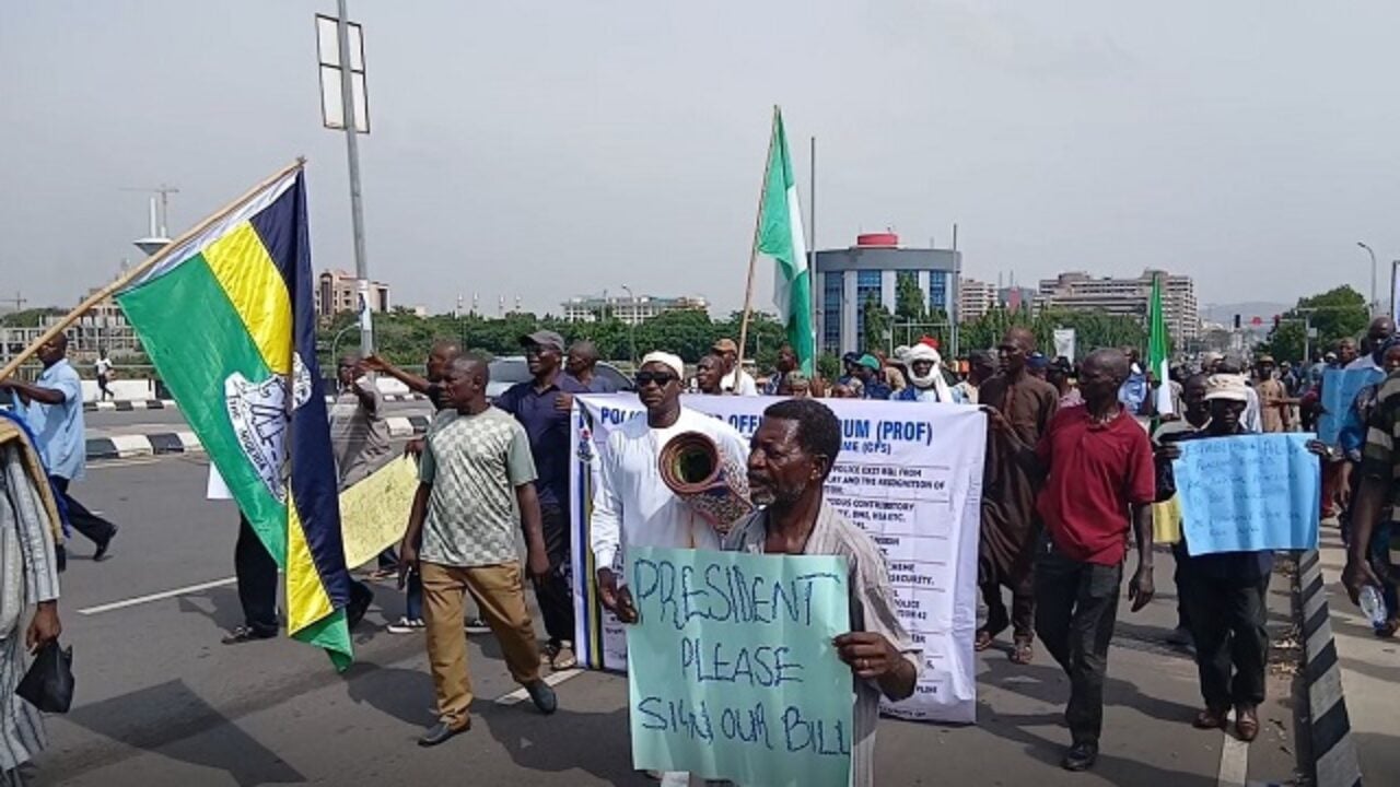 The protesting retired police officers holding placrads
