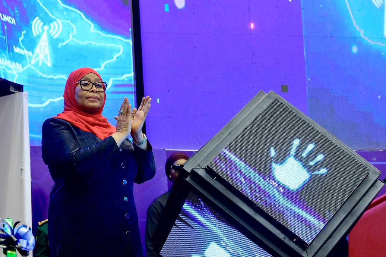 Dr Samia inaugure 758 tours de communication et de nouvelles connexions en fibre optique dans 85 districts