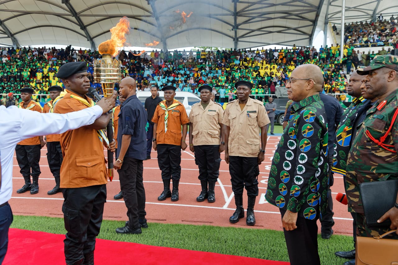 Le Dr Mwinyi prône la paix et l'unité nationale alors qu'il lance la course au flambeau d'Uhuru