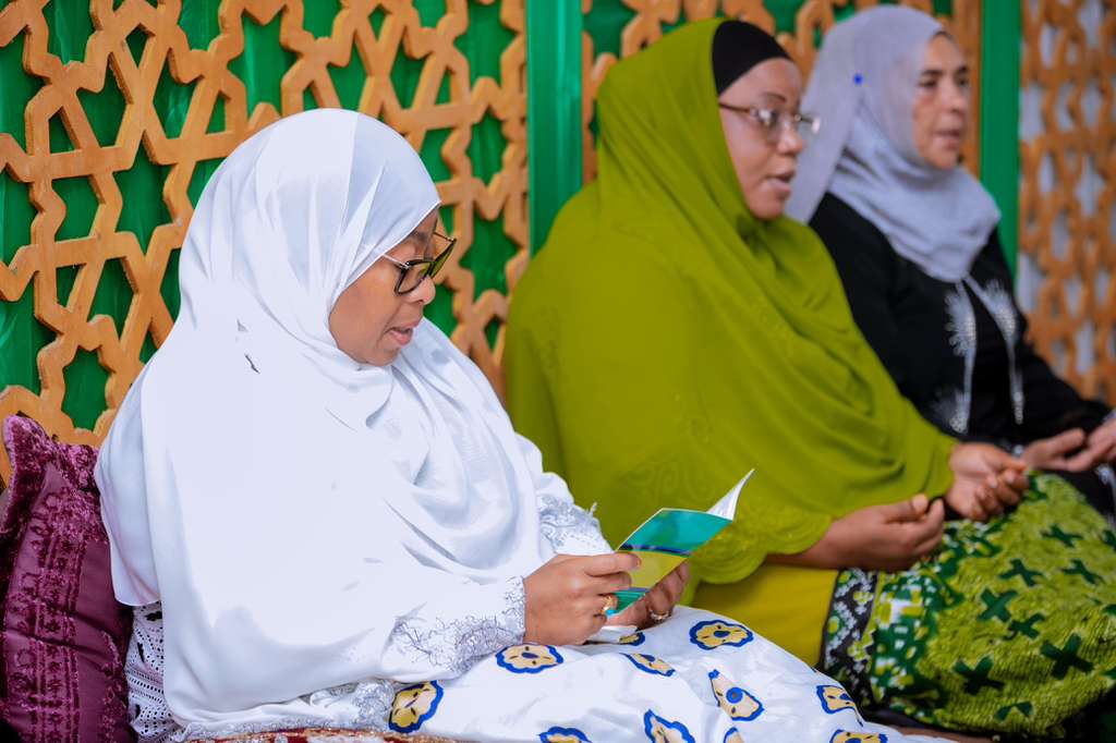 Le Dr Samia dirige les Tanzaniens dans une prière spéciale pour Abeid Karume