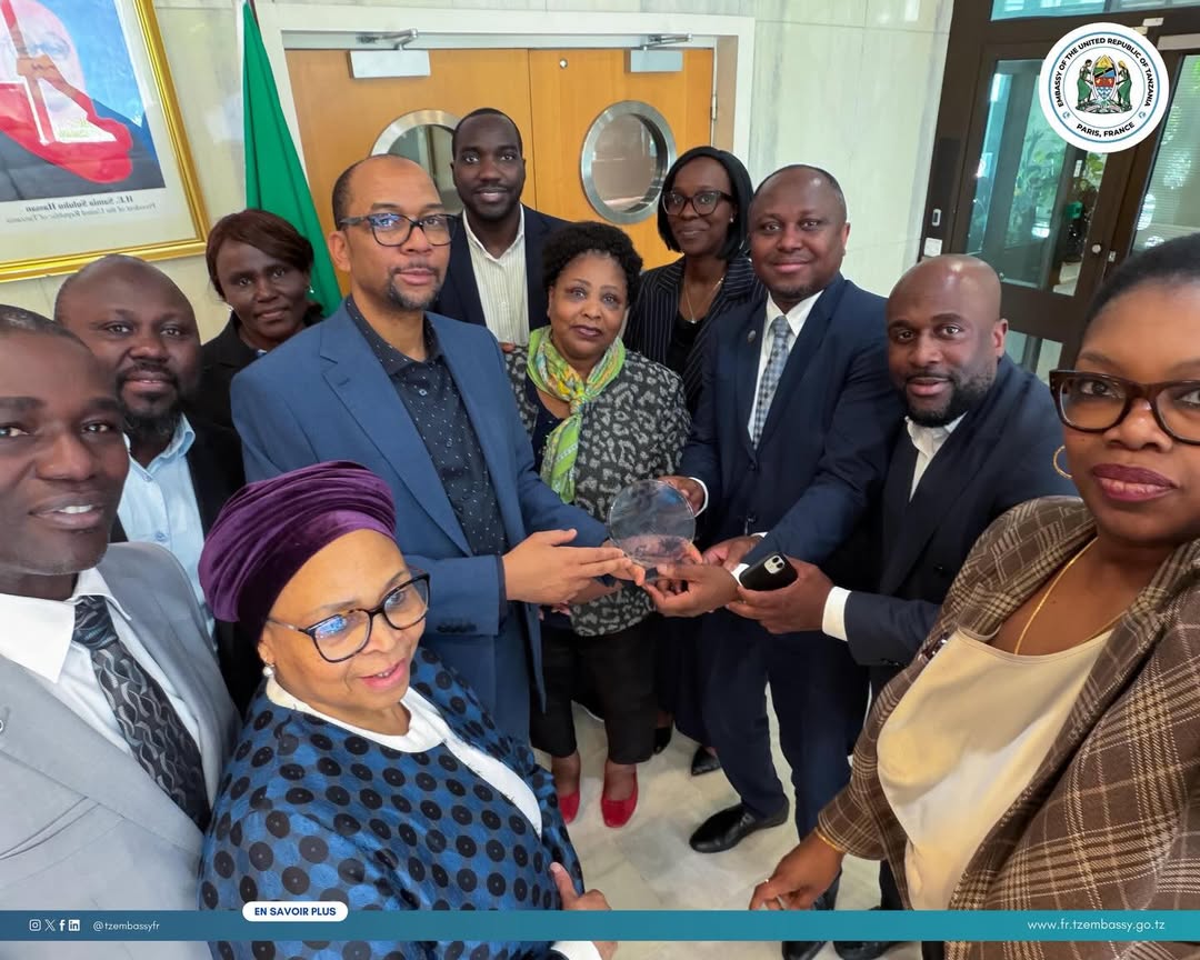 Le personnel de l'ambassade de Tanzanie en France fait ses adieux à son envoyé, Mwadini