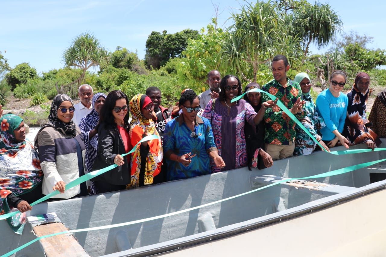 Les producteurs d'algues de Zanzibar reçoivent des bateaux et des installations de séchage à Pemba