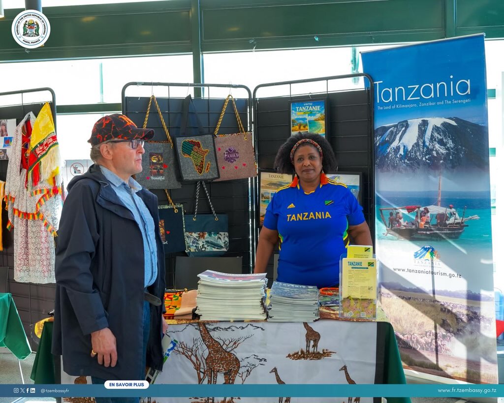 Les tenues masaï défilent La beauté tanzanienne dans la Culture à l'Honneur l'Afrique en France