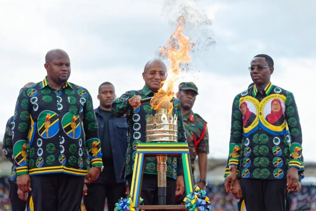 Mwinyi souligne le rôle d'Uhuru Torch dans l'édification de la nation