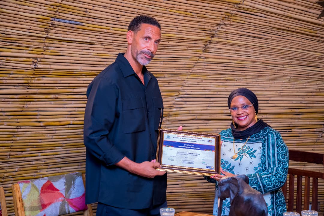 La Tanzanie certifie Rio Ferdinand pour promouvoir ses attraits naturels