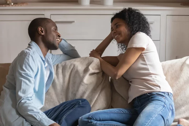 73 % des Canadiens entretiennent une relation pour de l'argent – ​​Sondage