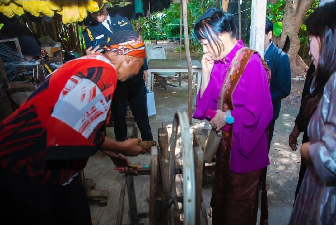 La Première Dame de Singapour visite l'usine de coton Dar et salue l'innovation textile