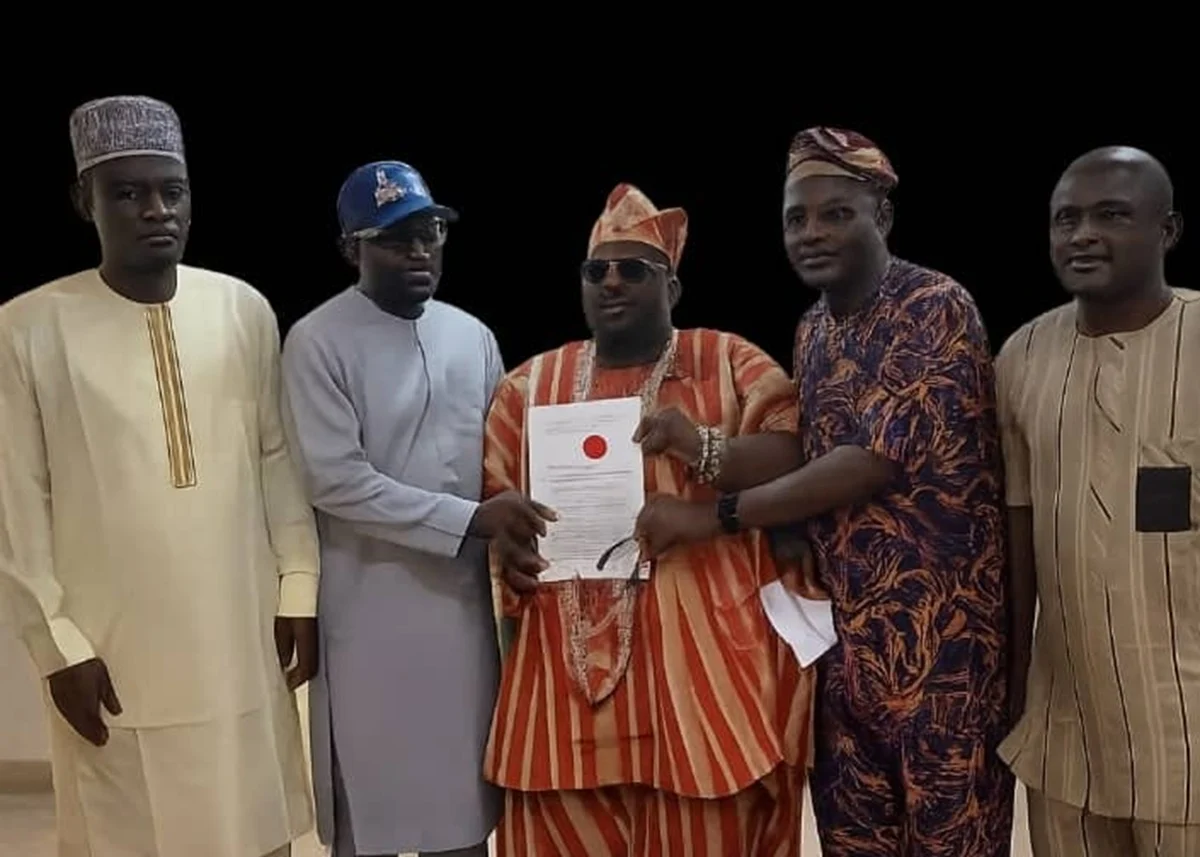 Le gouvernement d'Oyo présente le personnel du bureau à Alakufo d'Akufo