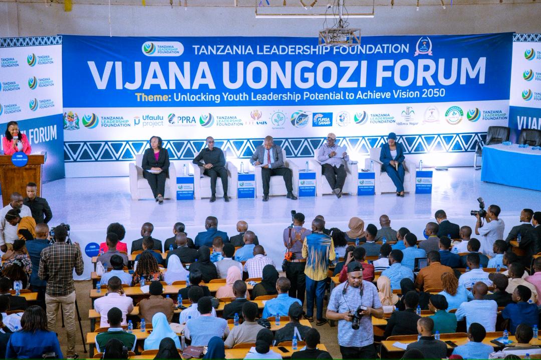 Le professeur Shemdoe ouvre le Forum sur le leadership des jeunes avec un appel à faire preuve de patriotisme lorsque l'on sert la Tanzanie