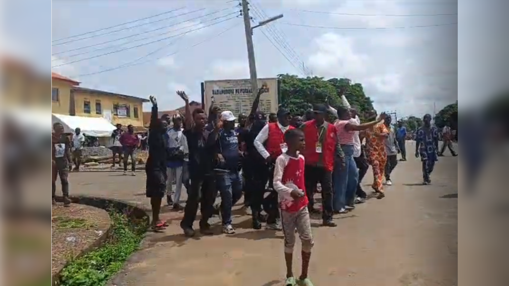 VIDÉO : les électeurs d'Ekiti chassent les agents de l'EFCC du bureau de vote