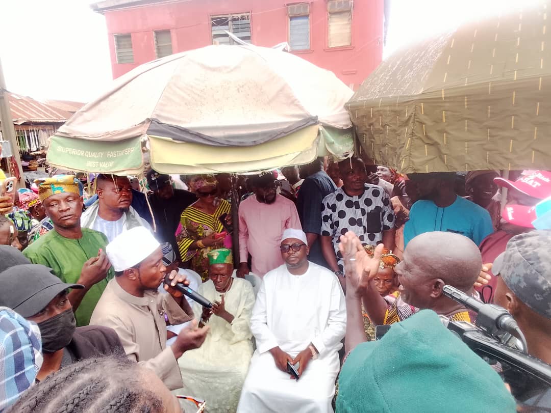 Adelabu visite le marché d'Ibadan ravagé par les incendies et soutient les victimes avec de l'argent