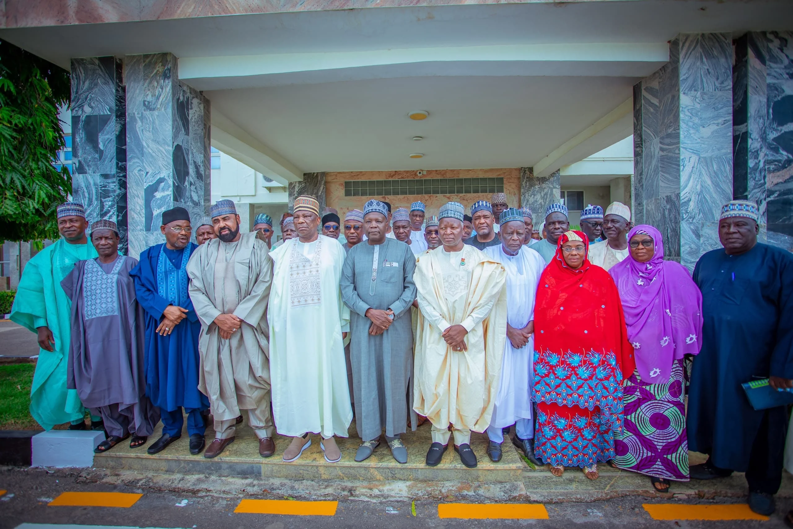 Le gouverneur Inuwa inaugure le comité de réconciliation de l'APC à Gombe