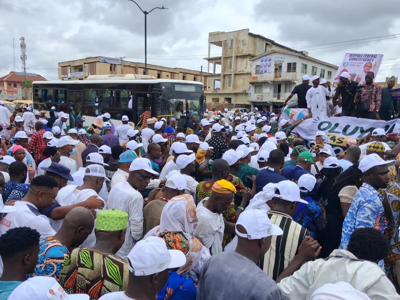 Les parties prenantes d'Oyo APC protestent et exigent la reconnaissance de Gbolagade comme candidat des représentants d'Oluyole