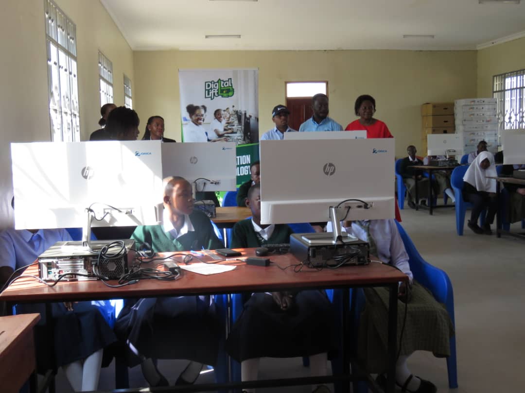 Nourish Africa et Orica Tanzanie stimulent les études sur les TIC à l'école de filles de Mwanza et fournissent de l'eau potable à une école technique