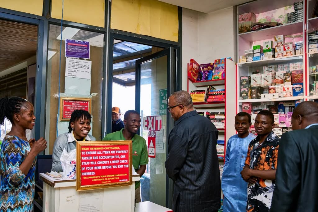PHOTOS : bravo alors que Peter Obi fait ses courses au supermarché d'Abuja