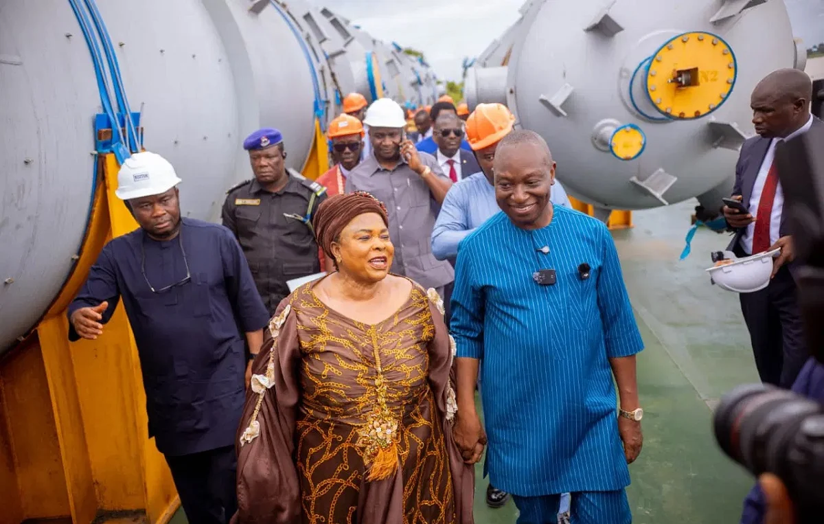Jonathan, Diri et Ogbuku soutiennent la raffinerie d'Azikel