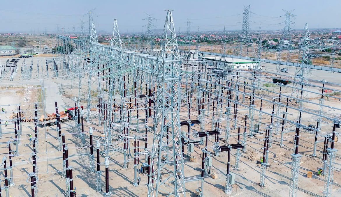La ligne électrique 400 kv de Chalinze-Dodoma relie JNHPP à la capitale tanzanienne