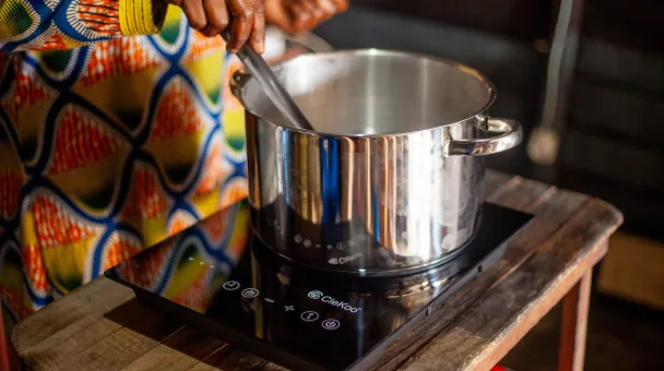 Les Tanzaniens s’attaquent aux mentalités qui entravent l’adoption de technologies de cuisson propres