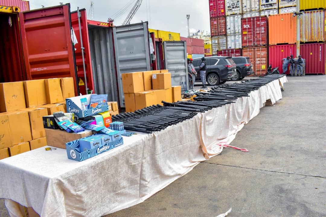 Les douanes achèvent l'accouplement d'une expédition d'armes de Tin-Can Port et découvrent 399 fusils