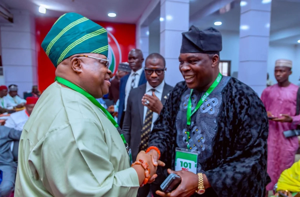 #OsunElectionResults : le sénateur Oyewumi livre le bureau de vote Ikire à Adeleke