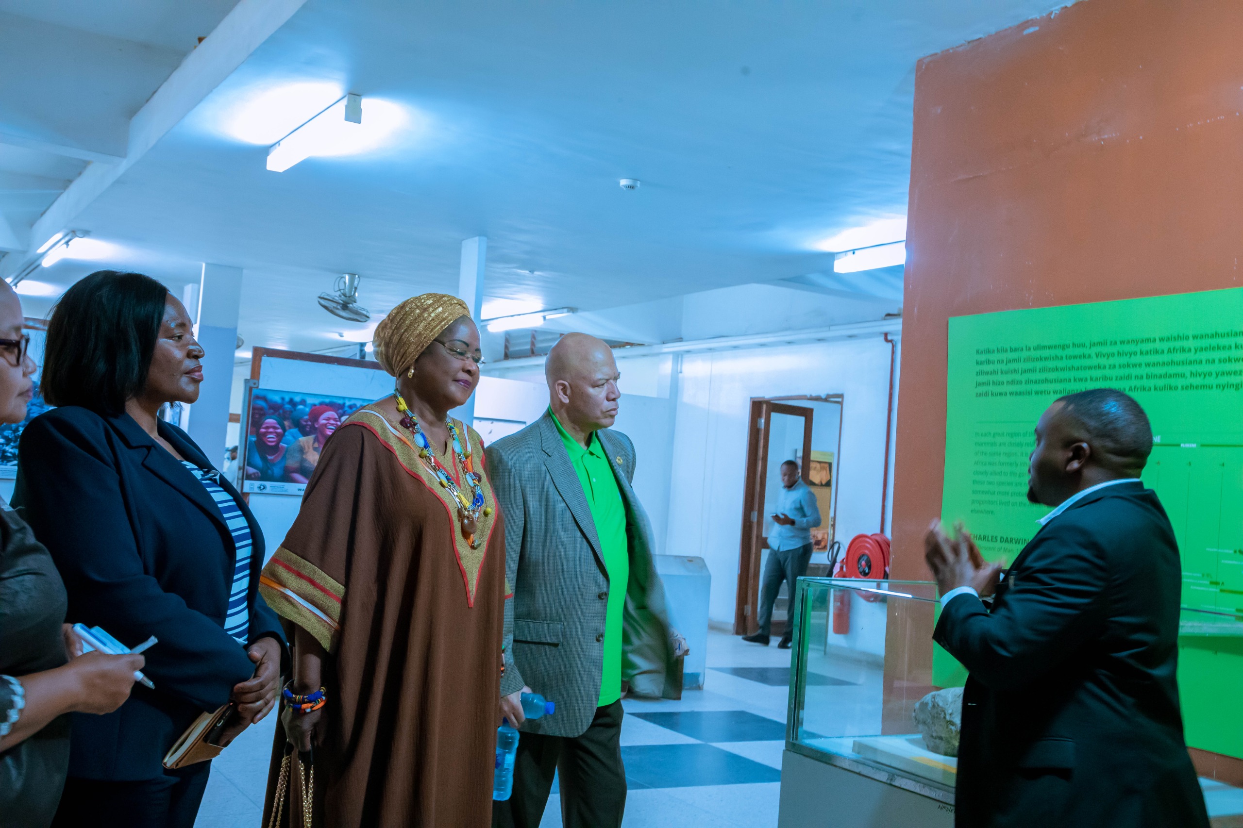 Un corps de la diaspora visite le Musée national pour découvrir l'histoire, la culture et le patrimoine tanzaniens