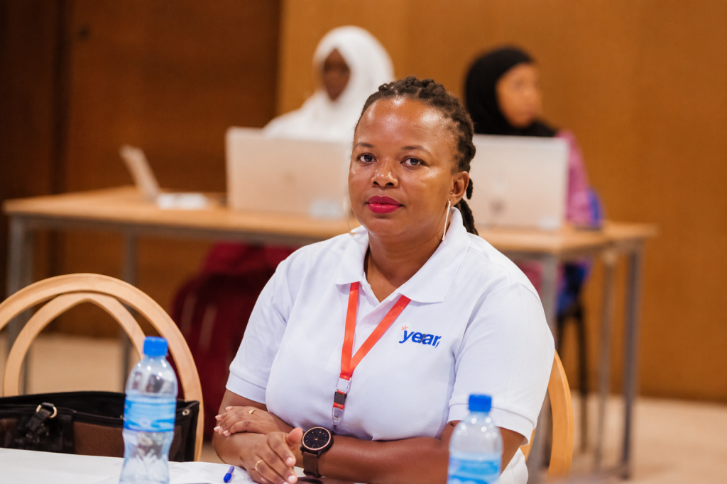 Une jeune Tanzanienne derrière une application d’éducation populaire
