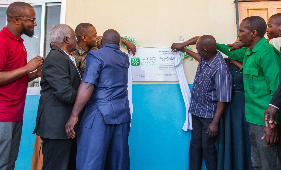 Camara lance un centre numérique dans une école publique de Nyasa
