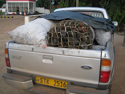 Kwagilwa interdit aux véhicules gouvernementaux de transporter du charbon de bois dans le cadre d'une campagne visant à promouvoir l'énergie propre