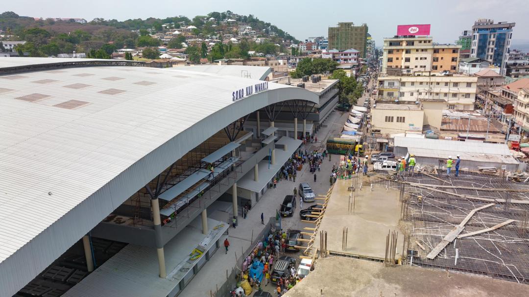 La relocalisation des commerçants en bordure de route stimule le principal marché de Mwanza