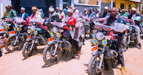Le Dr Kijaji remet des motos aux religieux avec un appel à prier pour la paix et la stabilité