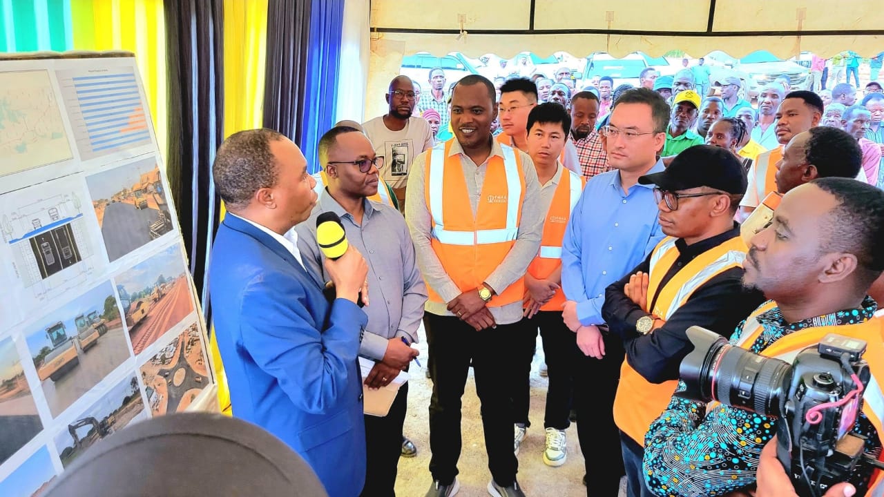 Kadogosa commande à un entrepreneur d'accélérer le projet routier Kahama-Kakola
