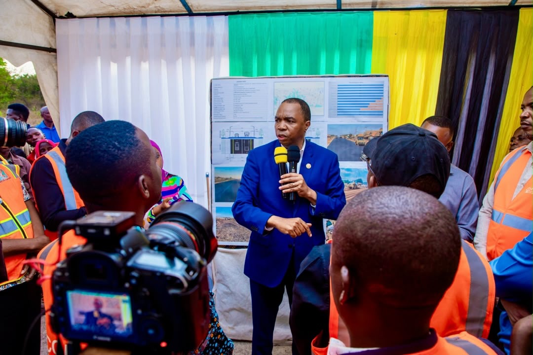 Kadogosa ordonne à l'entrepreneur de la route Kahama-Kakola de 73 km d'achever le projet d'ici décembre 2026