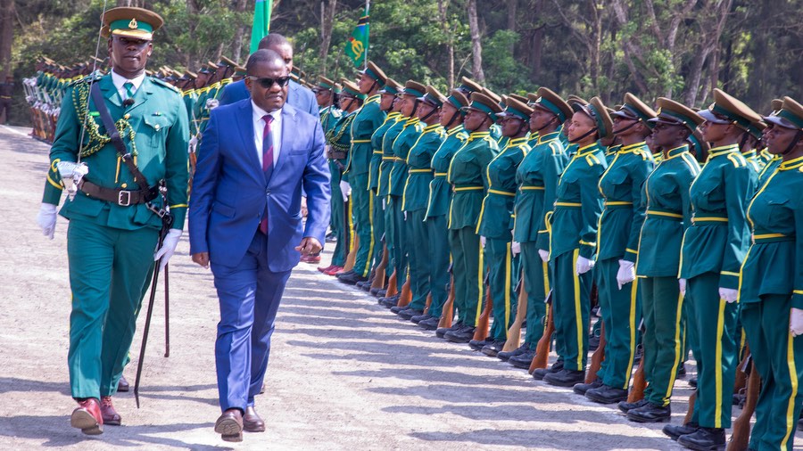 Le Dr Rwezimula charge 1 561 diplômés du cours no. 33 au Kiwira College pour respecter l'intégrité