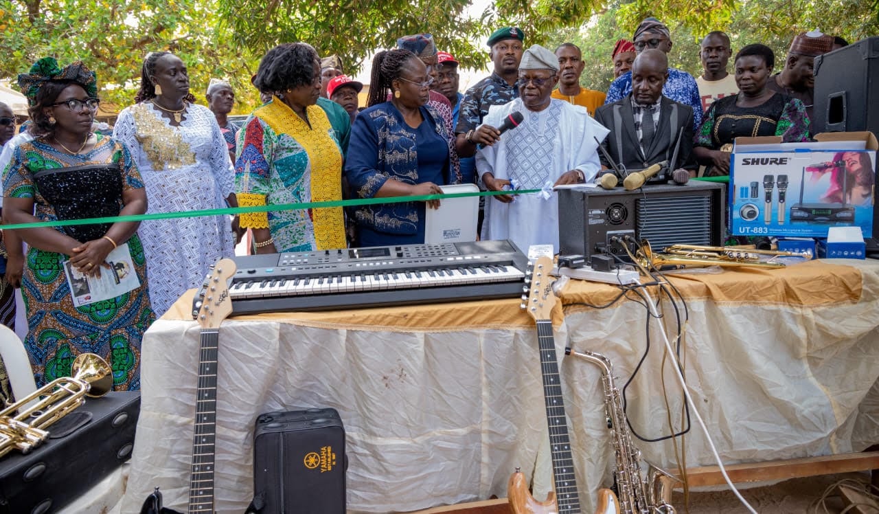 Le vice-gouverneur d'Ondo fait don d'instruments de musique à des malvoyants