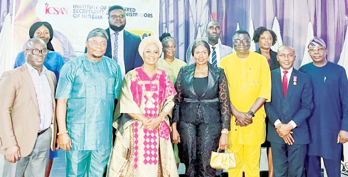 From third left, President and Chairman of Governing Council of the Institute of Chartered Secretaries and Administrators of Nigeria (ICSAN), Mrs. Uto Ukpanah; the newly inaugurated chairman ICSAN, Oyo State chapter, Jennifer Otu; Assistant Commissioner of Police, Operations, ACP Olubunmi Apapa; Registrar ICSAN, Mr Aniedi Amos, and other newly inaugurated executive officers of ICSAN Oyo state chapter during the inauguration ceremony of the chapter’s new executive members on Saturday in Ibadan.