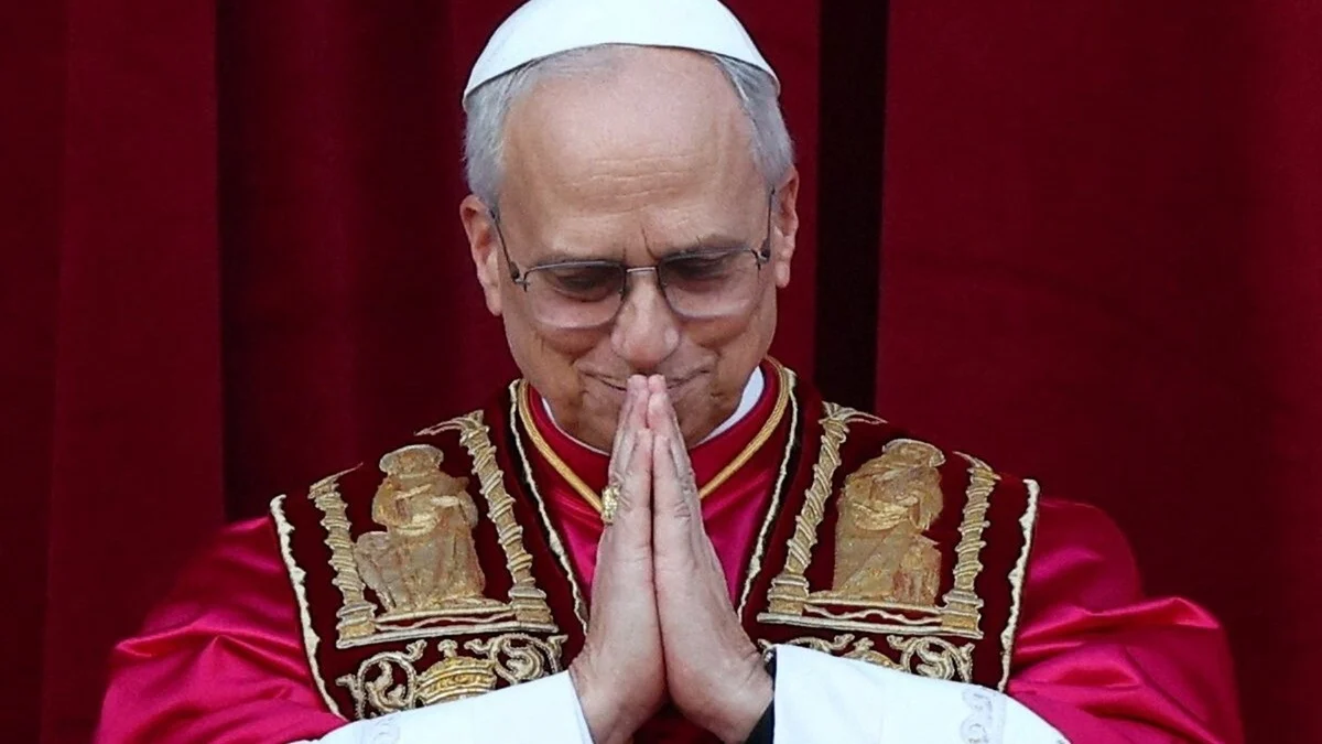 Pope raises alarm over human rights Pope Leo XIV praying,